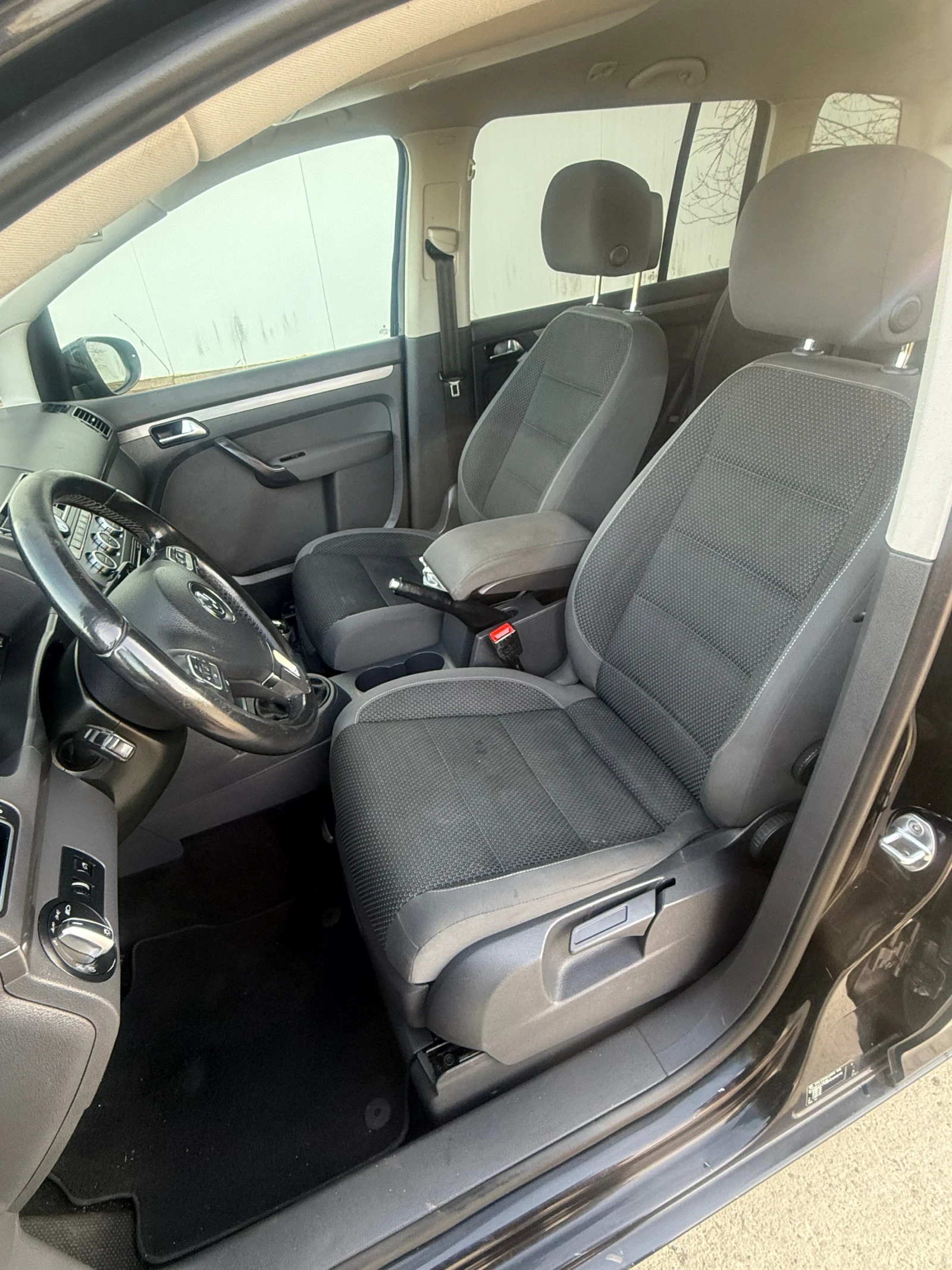 VW Touran 1, 6 , 7 местен, снимка 9 - Автомобили и джипове - 53756898