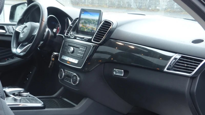 Mercedes-Benz GLE 350 d* * 4Matic* * AMG Line* * NightPaket* * , снимка 13 - Автомобили и джипове - 49079095