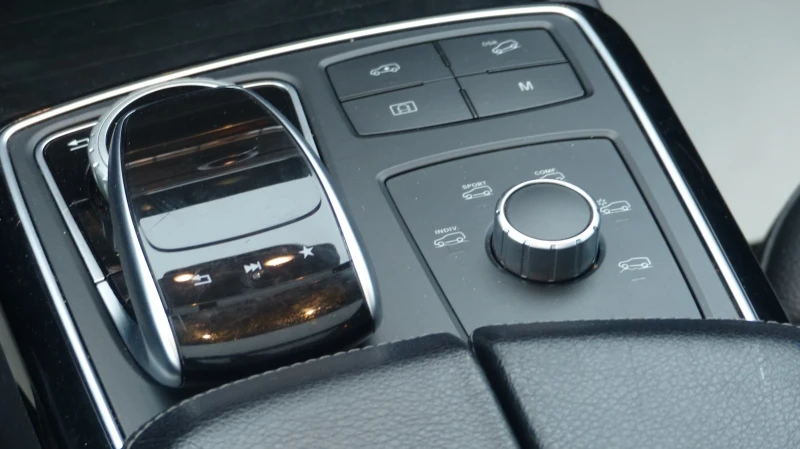 Mercedes-Benz GLE 350 d* * 4Matic* * AMG Line* * NightPaket* * , снимка 17 - Автомобили и джипове - 49079095