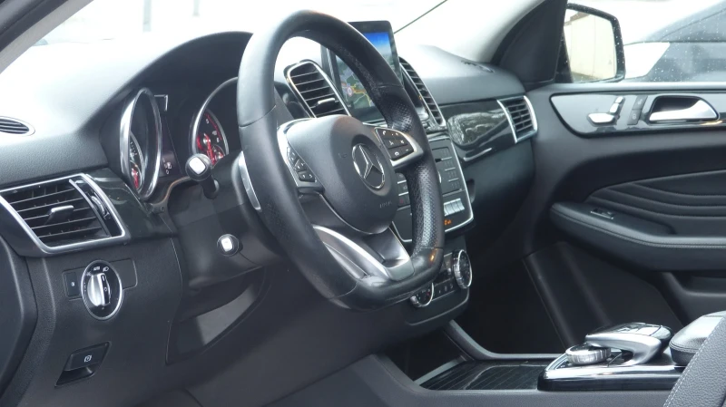 Mercedes-Benz GLE 350 d* * 4Matic* * AMG Line* * NightPaket* * , снимка 8 - Автомобили и джипове - 49079095