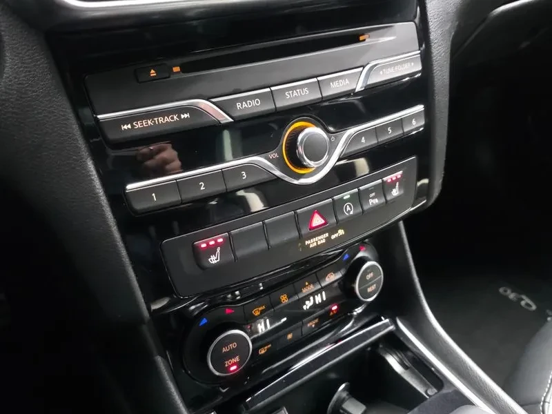Infiniti Q30 2.0 Turbo , снимка 11 - Автомобили и джипове - 54841993