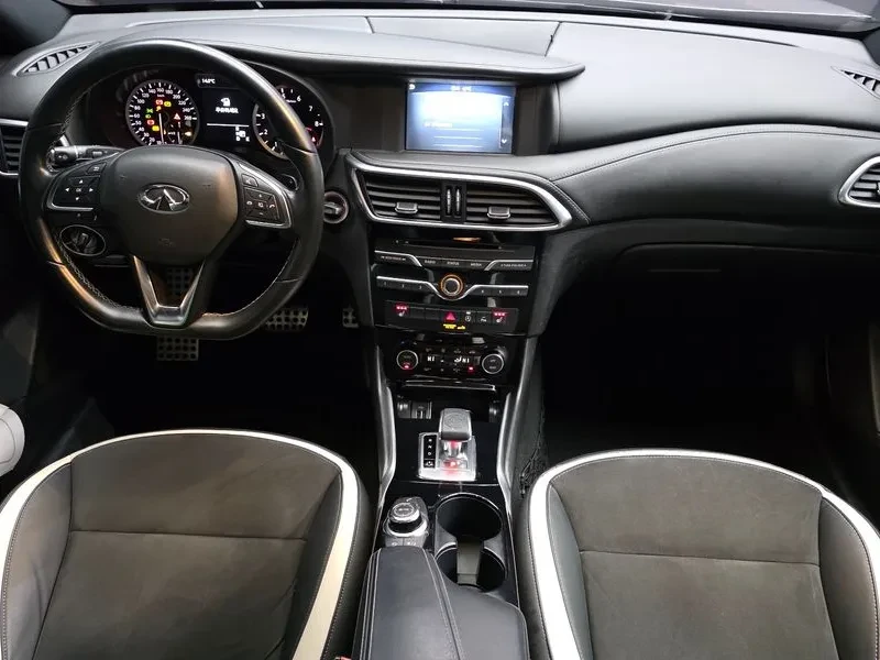 Infiniti Q30 2.0 Turbo , снимка 6 - Автомобили и джипове - 54841993