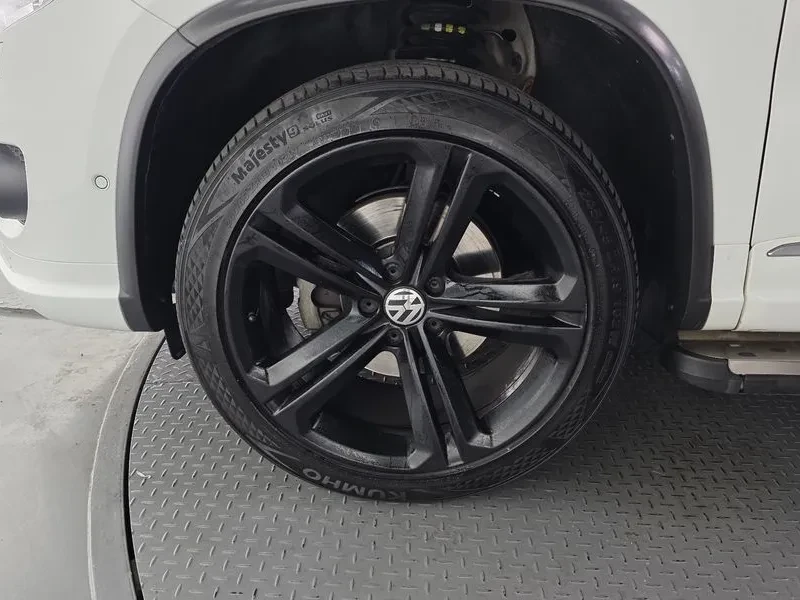 VW Tiguan R-Line 5N, снимка 5 - Автомобили и джипове - 55387475