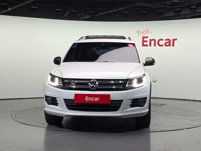 VW Tiguan R-Line 5N, снимка 3 - Автомобили и джипове - 55387475