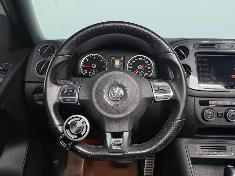 VW Tiguan R-Line 5N, снимка 12 - Автомобили и джипове - 55387475