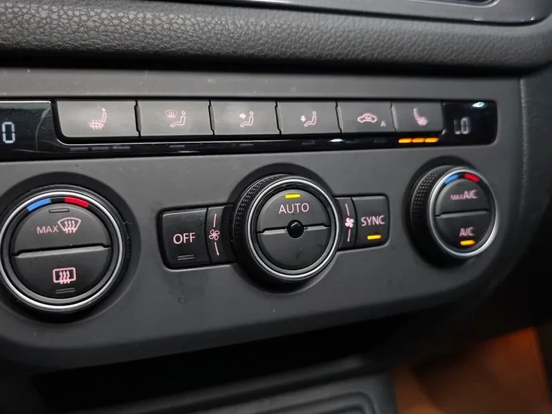 VW Tiguan R-Line 5N, снимка 16 - Автомобили и джипове - 55387475