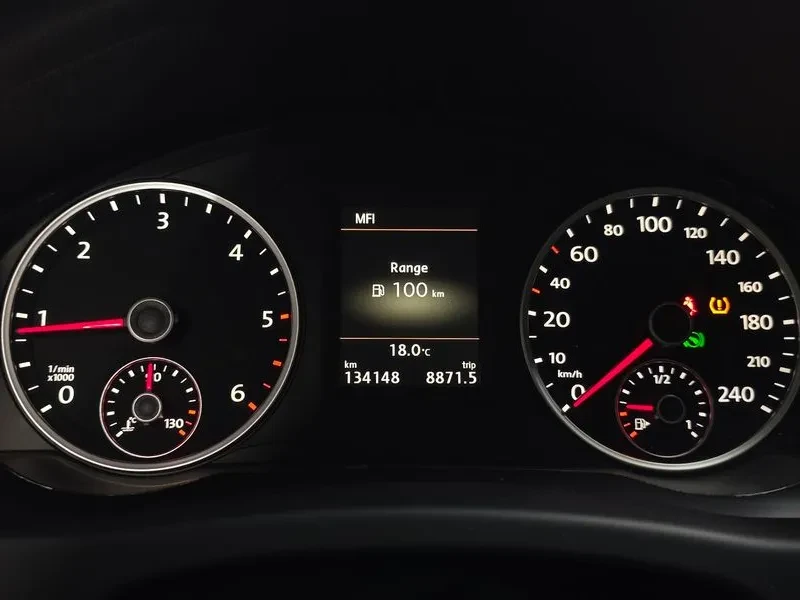 VW Tiguan R-Line 5N, снимка 8 - Автомобили и джипове - 55387475