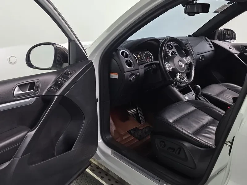 VW Tiguan R-Line 5N, снимка 10 - Автомобили и джипове - 55387475