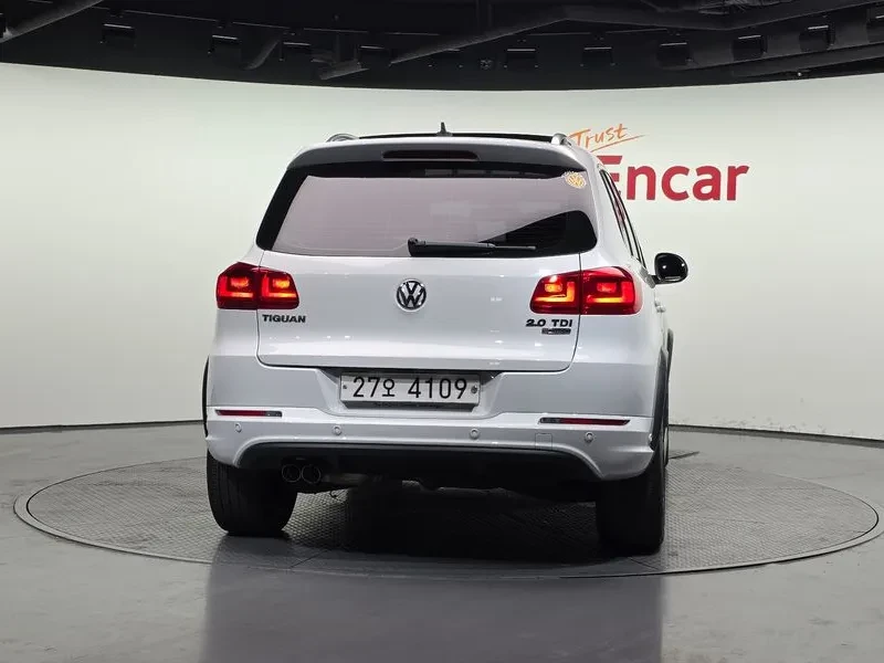 VW Tiguan R-Line 5N, снимка 4 - Автомобили и джипове - 55387475