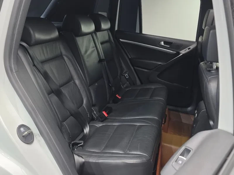 VW Tiguan R-Line 5N, снимка 11 - Автомобили и джипове - 55387475