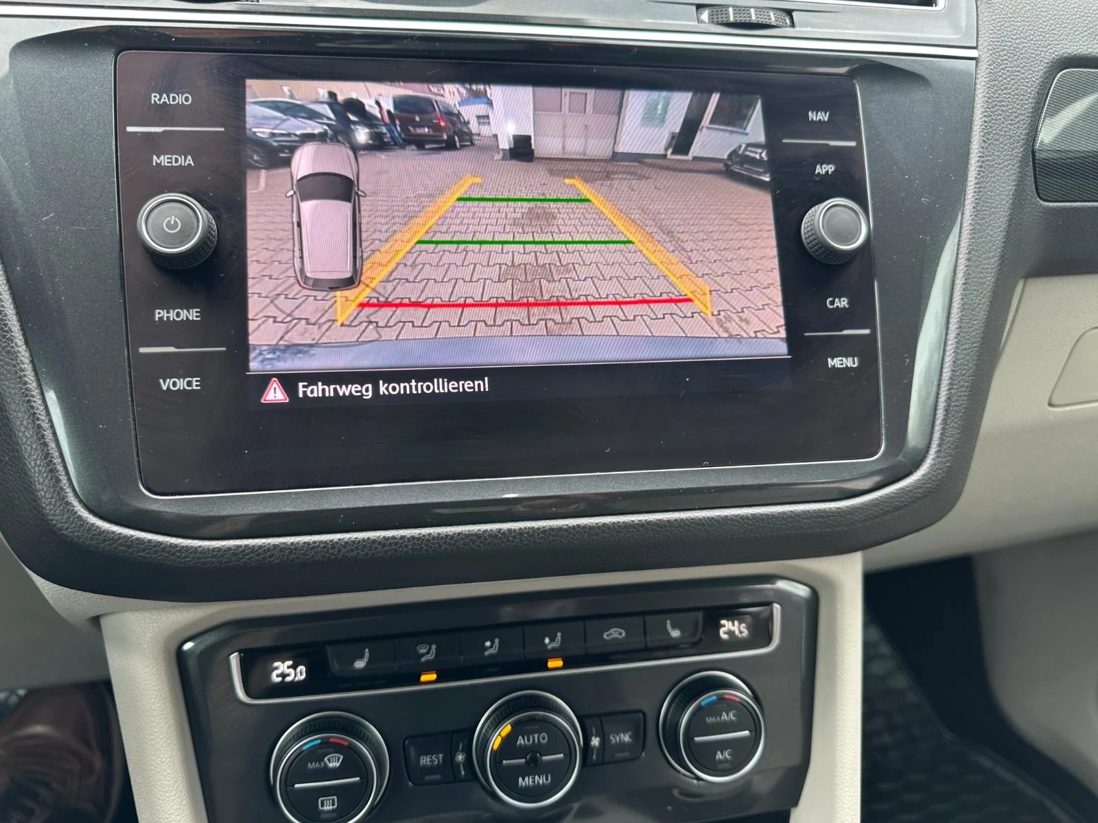 VW Tiguan 2.0TDI/DSG/ ACC/LANE/PARK ASSIST/КАМЕРА/KEYLESS, снимка 10 - Автомобили и джипове - 54063526