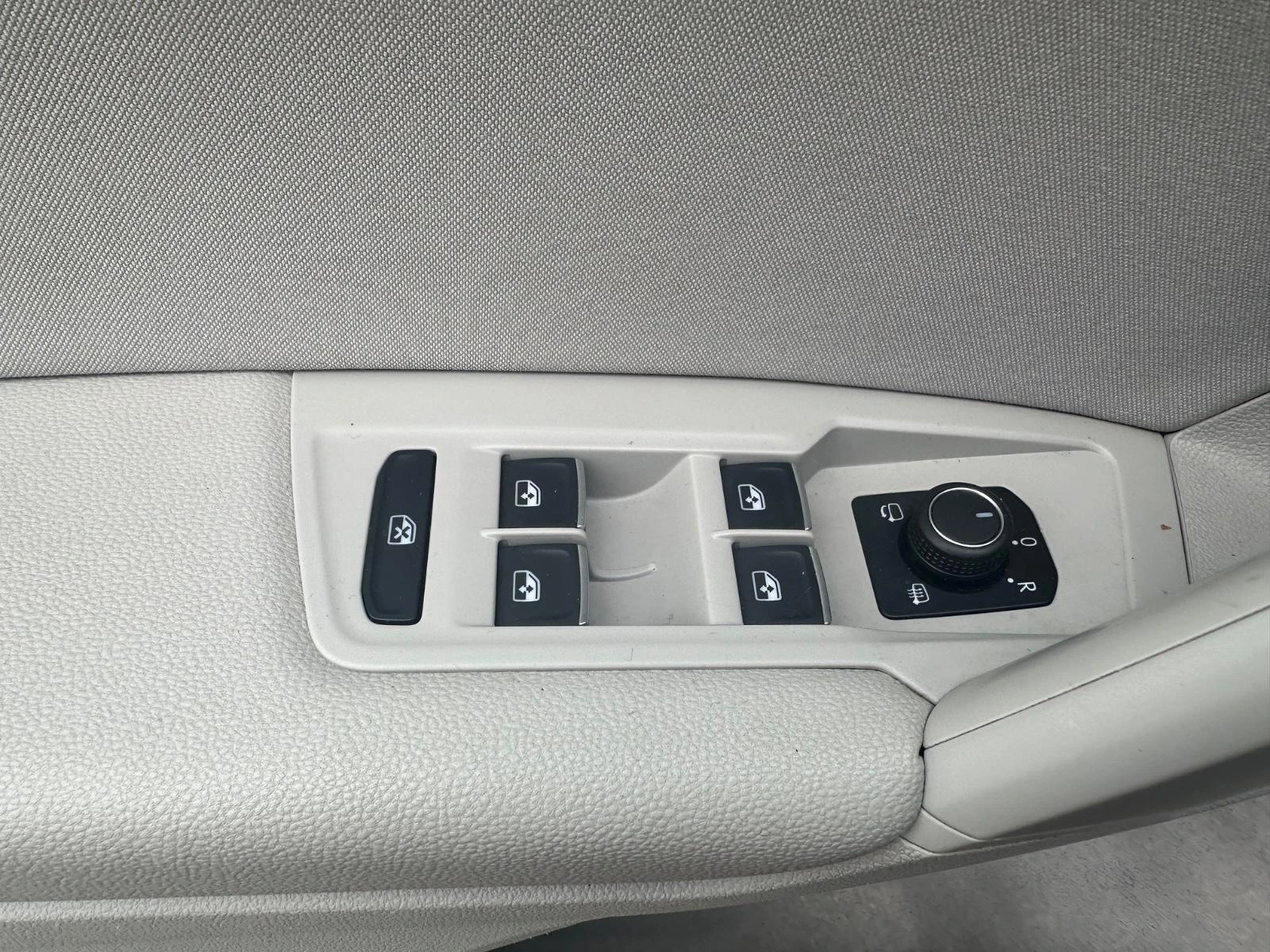 VW Tiguan 2.0TDI/DSG/ ACC/LANE/PARK ASSIST/КАМЕРА/KEYLESS, снимка 12 - Автомобили и джипове - 54063526