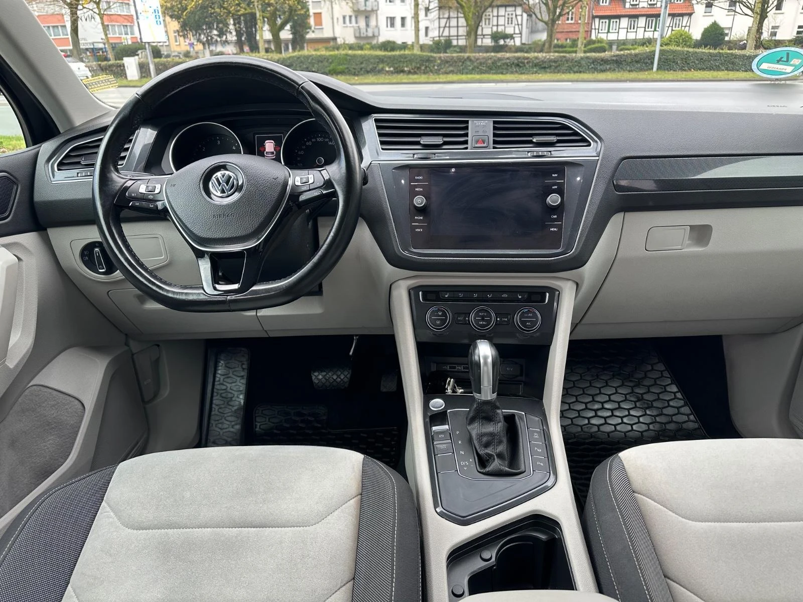 VW Tiguan 2.0TDI/DSG/ ACC/LANE/PARK ASSIST/КАМЕРА/KEYLESS, снимка 8 - Автомобили и джипове - 54063526