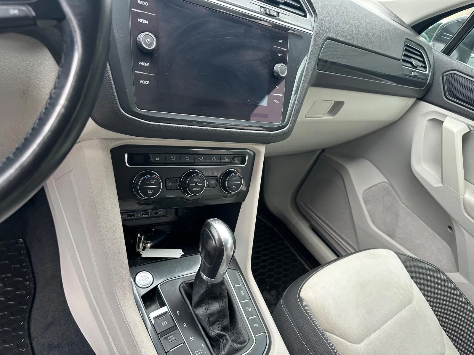 VW Tiguan 2.0TDI/DSG/ ACC/LANE/PARK ASSIST/КАМЕРА/KEYLESS, снимка 11 - Автомобили и джипове - 54063526