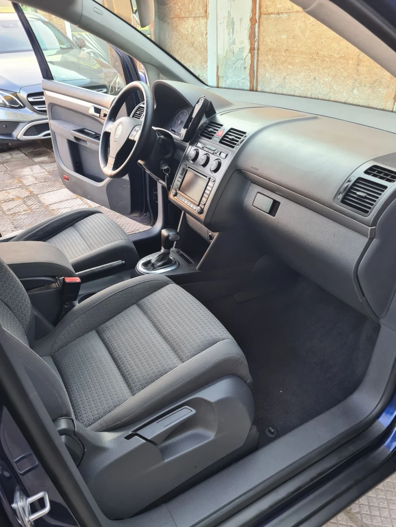 VW Touran 2.0 TDI 140к.с. АВТОМАТИК, снимка 11 - Автомобили и джипове - 52486251