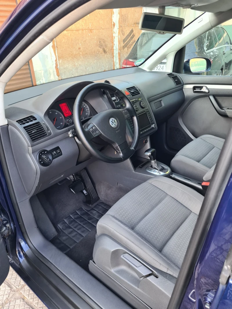 VW Touran 2.0 TDI 140к.с. АВТОМАТИК, снимка 9 - Автомобили и джипове - 52486251