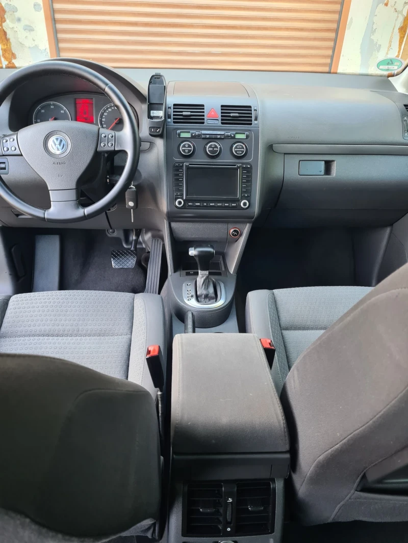 VW Touran 2.0 TDI 140к.с. АВТОМАТИК, снимка 13 - Автомобили и джипове - 52486251