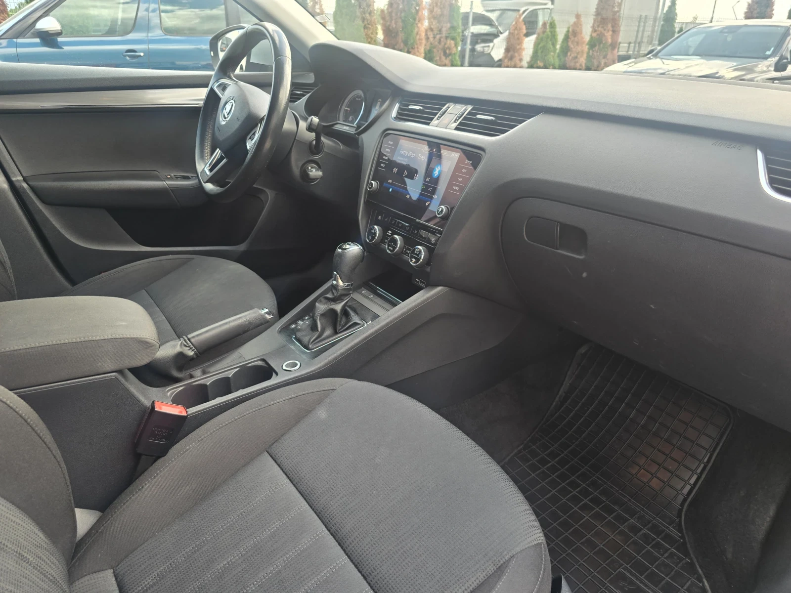 Skoda Octavia 2.0 TDI/ПОДГРЕВ/ОБСЛУЖЕНА, снимка 11 - Автомобили и джипове - 54868807
