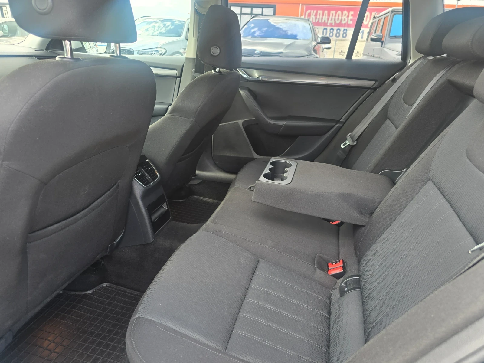Skoda Octavia 2.0 TDI/ПОДГРЕВ/ОБСЛУЖЕНА, снимка 14 - Автомобили и джипове - 54868807