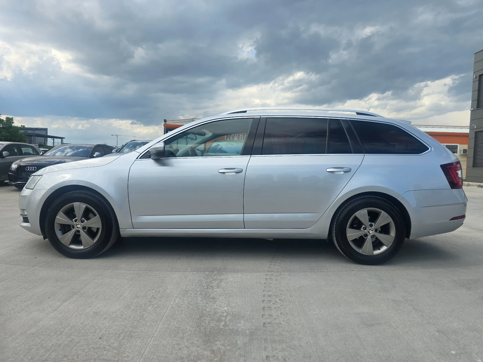 Skoda Octavia 2.0 TDI/ПОДГРЕВ/ОБСЛУЖЕНА, снимка 4 - Автомобили и джипове - 54868807