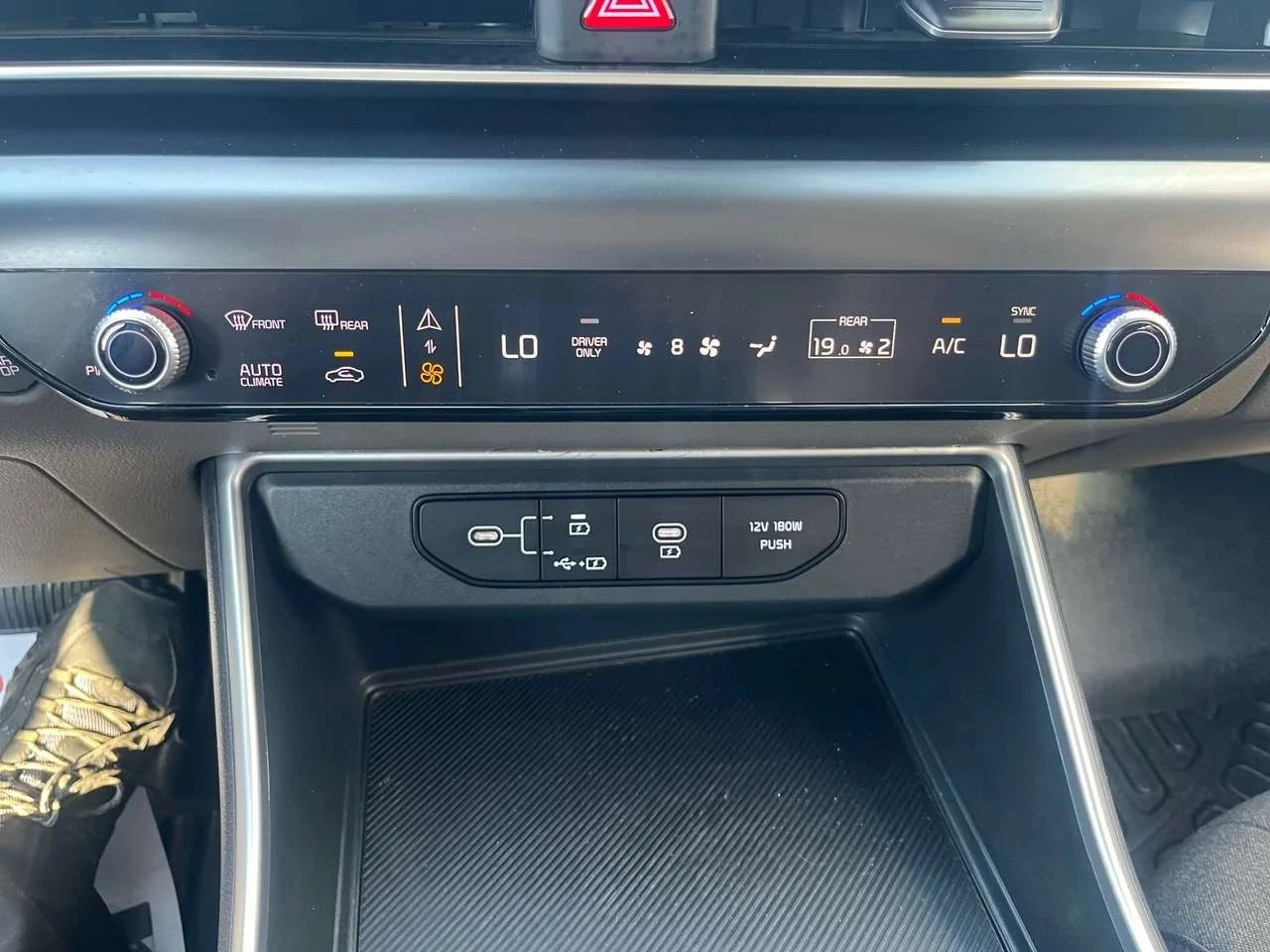 Kia Carnival, снимка 17 - Автомобили и джипове - 56706744