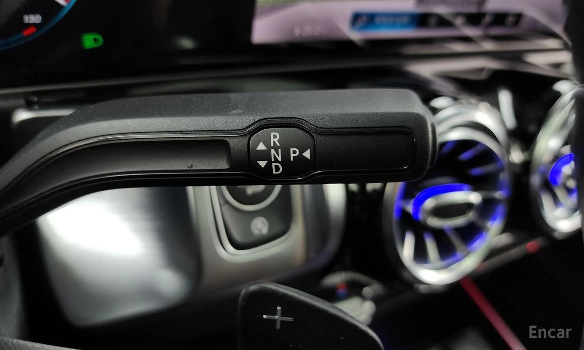 Mercedes-Benz GLB 220* KEYLESS* КАМЕРИ* ПАНОРАМА* КОЖА* ПОДГРЕВ* , снимка 12 - Автомобили и джипове - 54073168