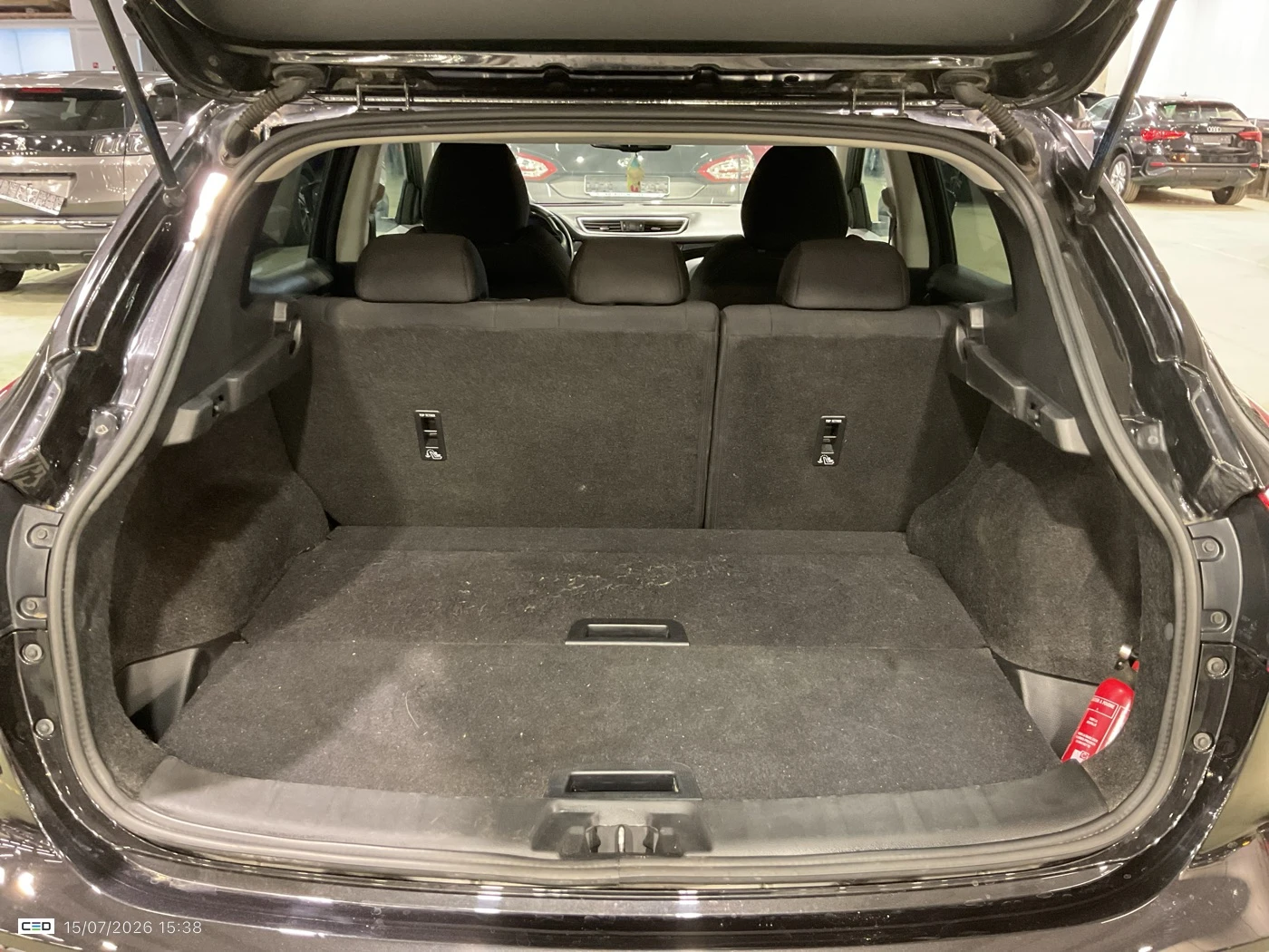Nissan Qashqai N-Connecta 1.3 DIG-T, снимка 8 - Автомобили и джипове - 55702936