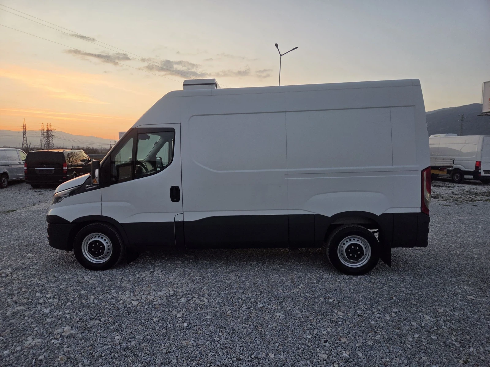 Iveco Daily 35s14, Хладилен, Евро 6, Автомат, снимка 2 - Бусове и автобуси - 53830334