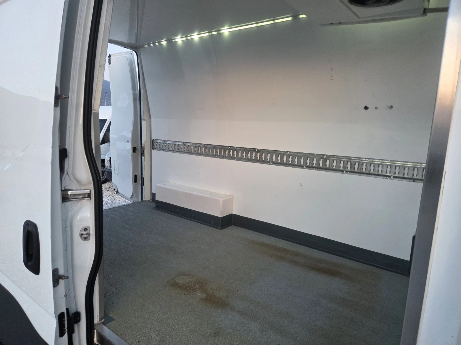 Iveco Daily 35s14, Хладилен, Евро 6, Автомат, снимка 14 - Бусове и автобуси - 53830334