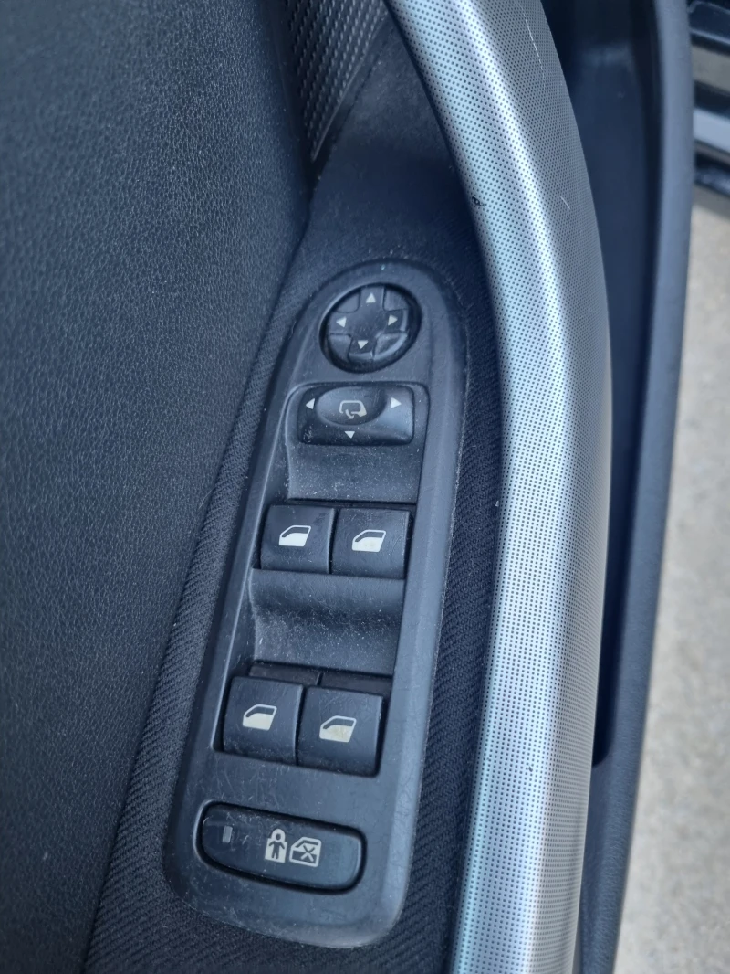 Peugeot 308 1.6 HDI Панорамен покрив, снимка 12 - Автомобили и джипове - 52931795