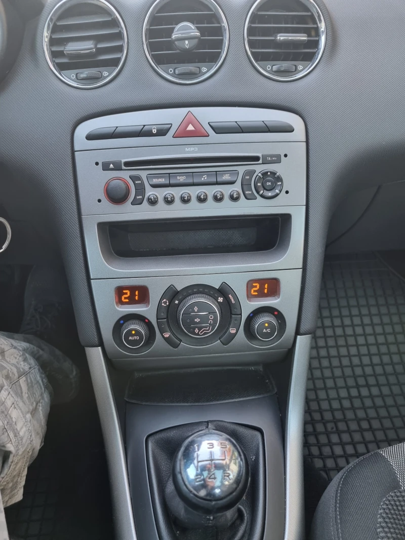 Peugeot 308 1.6 HDI Панорамен покрив, снимка 9 - Автомобили и джипове - 52931795