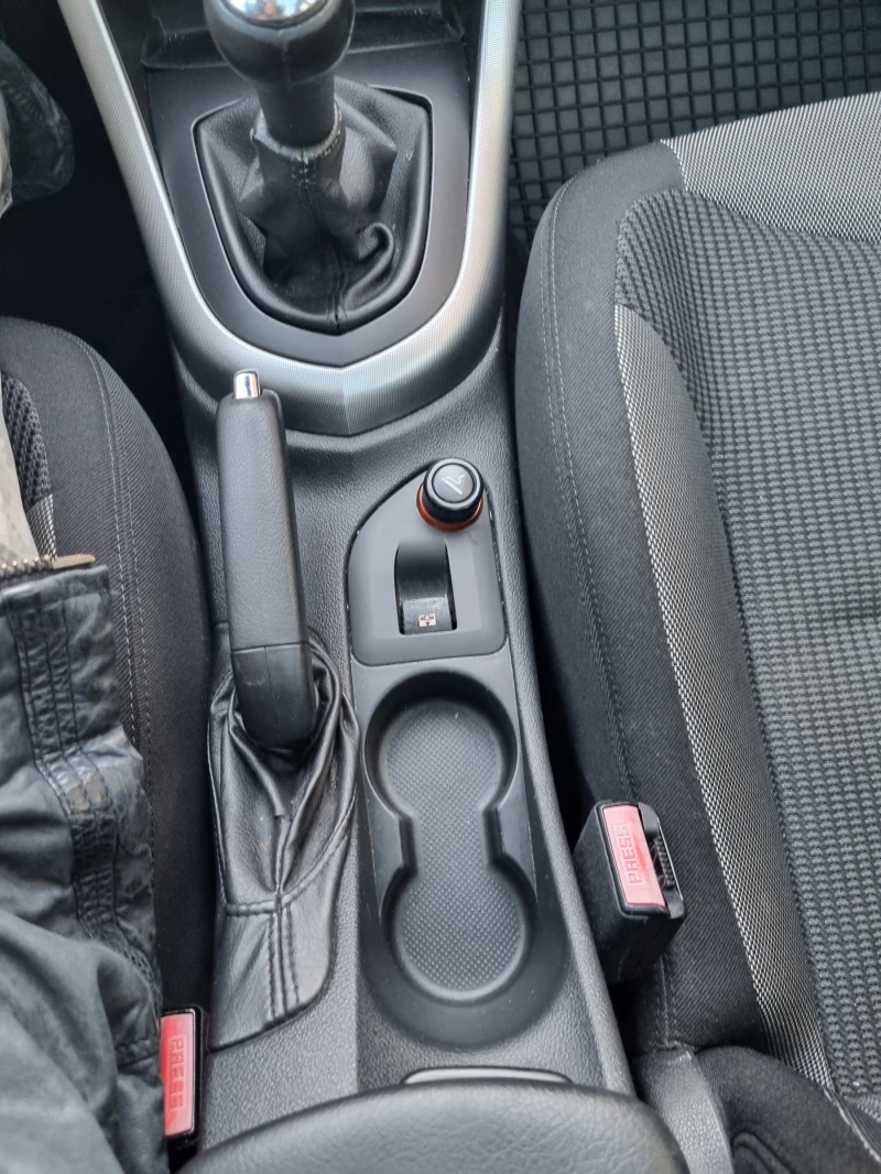 Peugeot 308 1.6 HDI Панорамен покрив, снимка 11 - Автомобили и джипове - 52931795