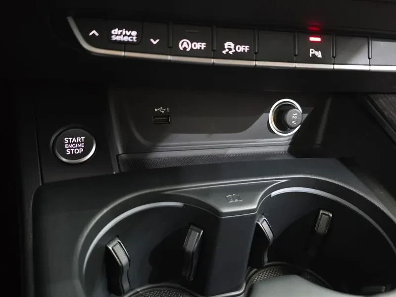 Audi A4 40 Tfsi Premium, снимка 13 - Автомобили и джипове - 55389972