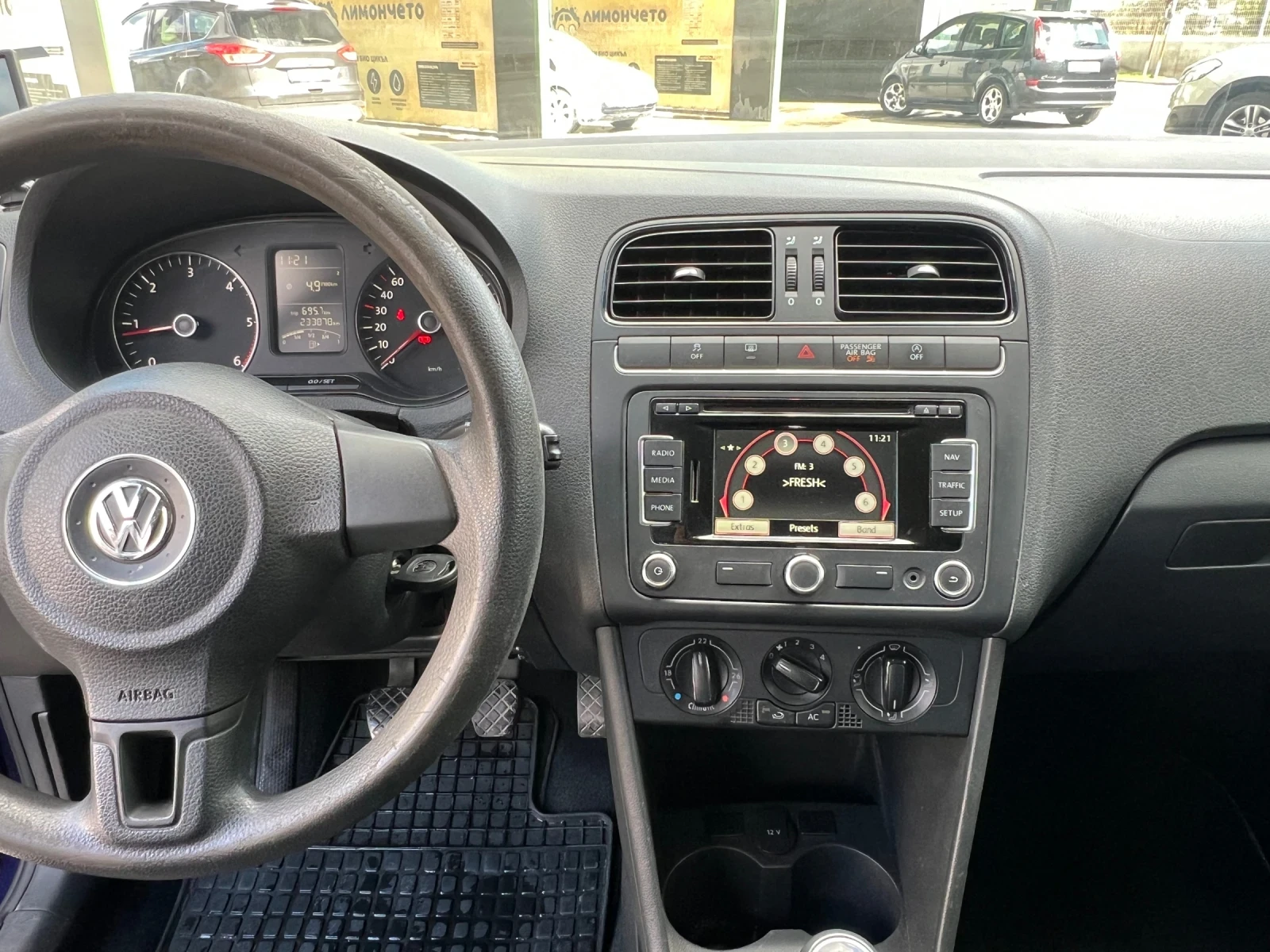 VW Polo 1.6 TDI - 90кс, снимка 12 - Автомобили и джипове - 54164417