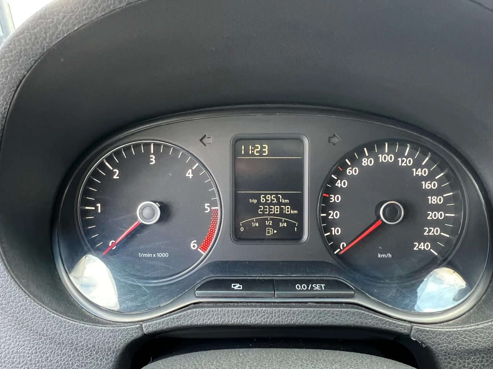 VW Polo 1.6 TDI - 90кс, снимка 16 - Автомобили и джипове - 54164417