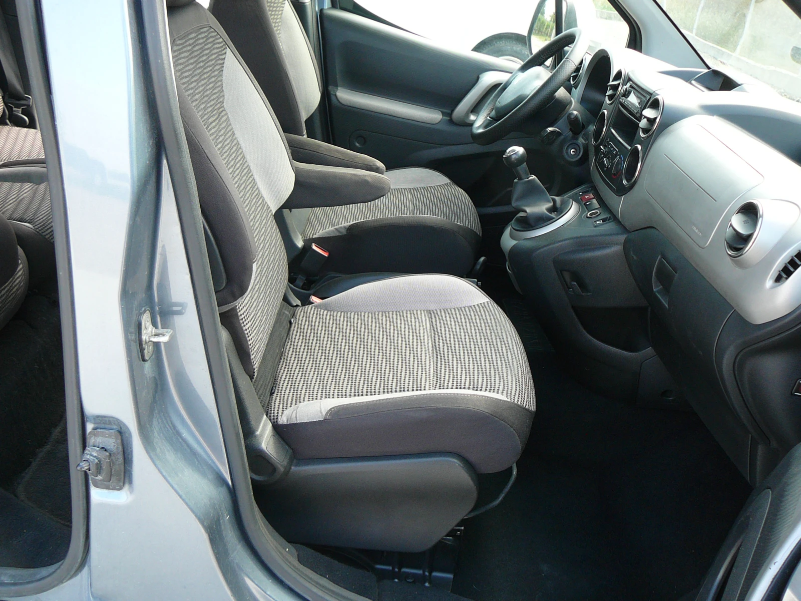 Peugeot Partner 1.6HDI 90кс, снимка 6 - Автомобили и джипове - 55166047