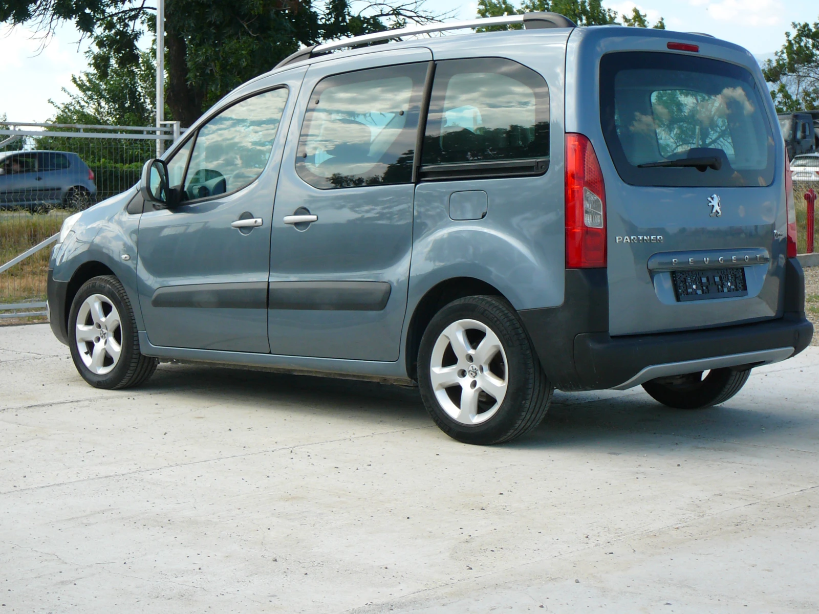 Peugeot Partner 1.6HDI 90кс, снимка 5 - Автомобили и джипове - 55166047