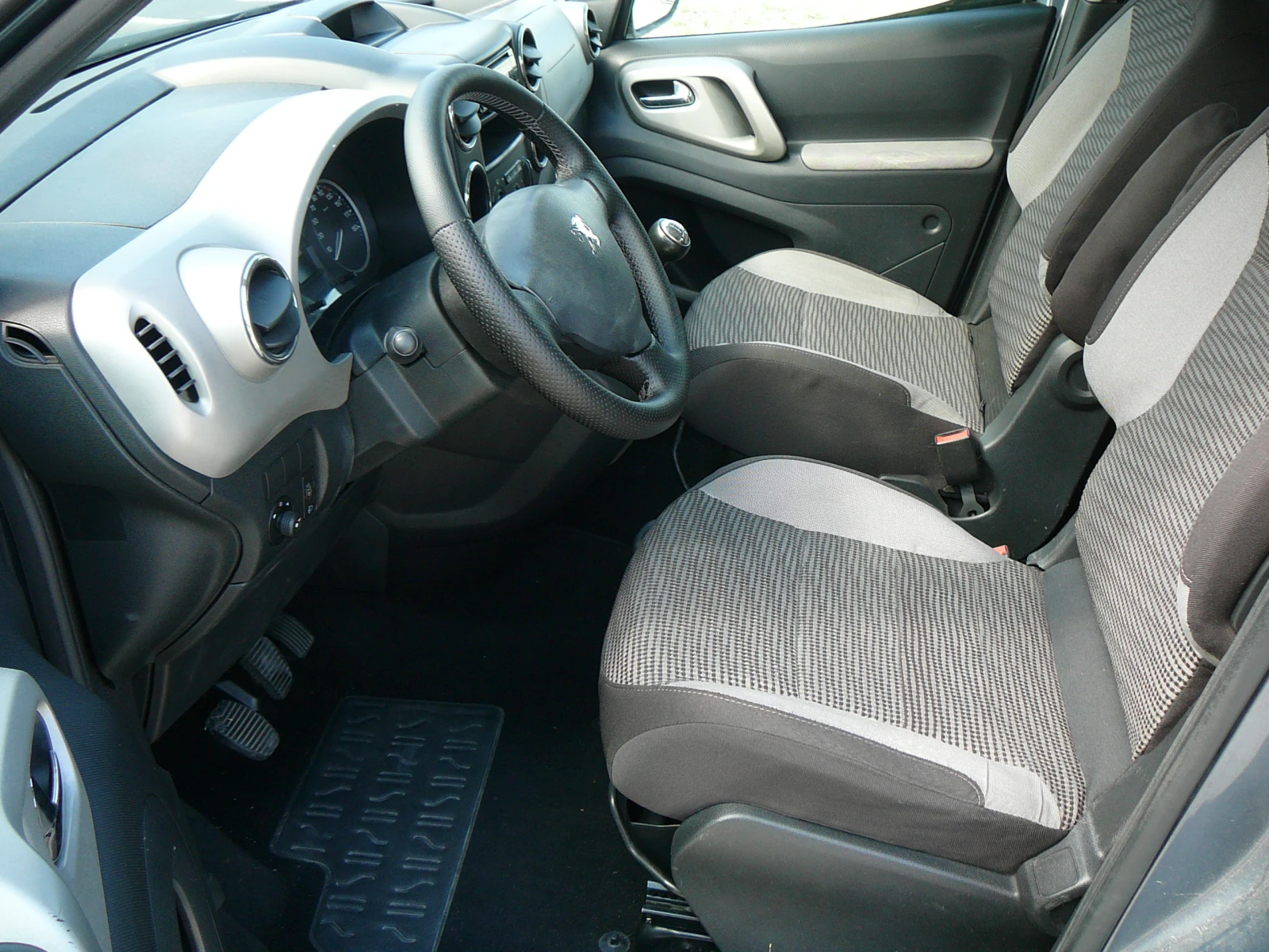 Peugeot Partner 1.6HDI 90кс, снимка 9 - Автомобили и джипове - 55166047