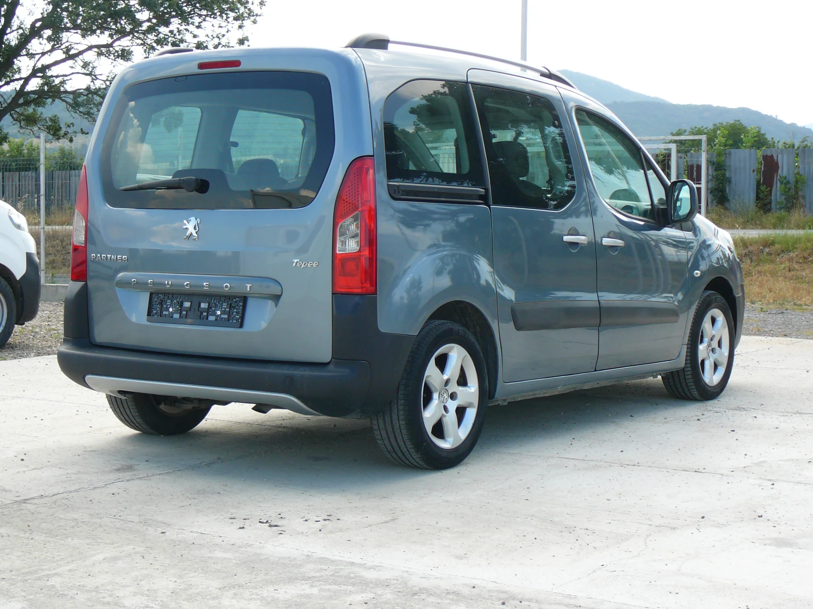 Peugeot Partner 1.6HDI 90кс, снимка 4 - Автомобили и джипове - 55166047