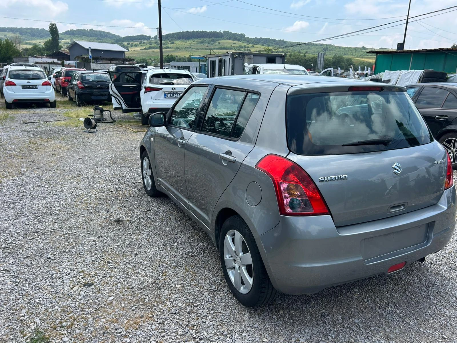 Suzuki Swift 1.3i LPG, снимка 7 - Автомобили и джипове - 55171276