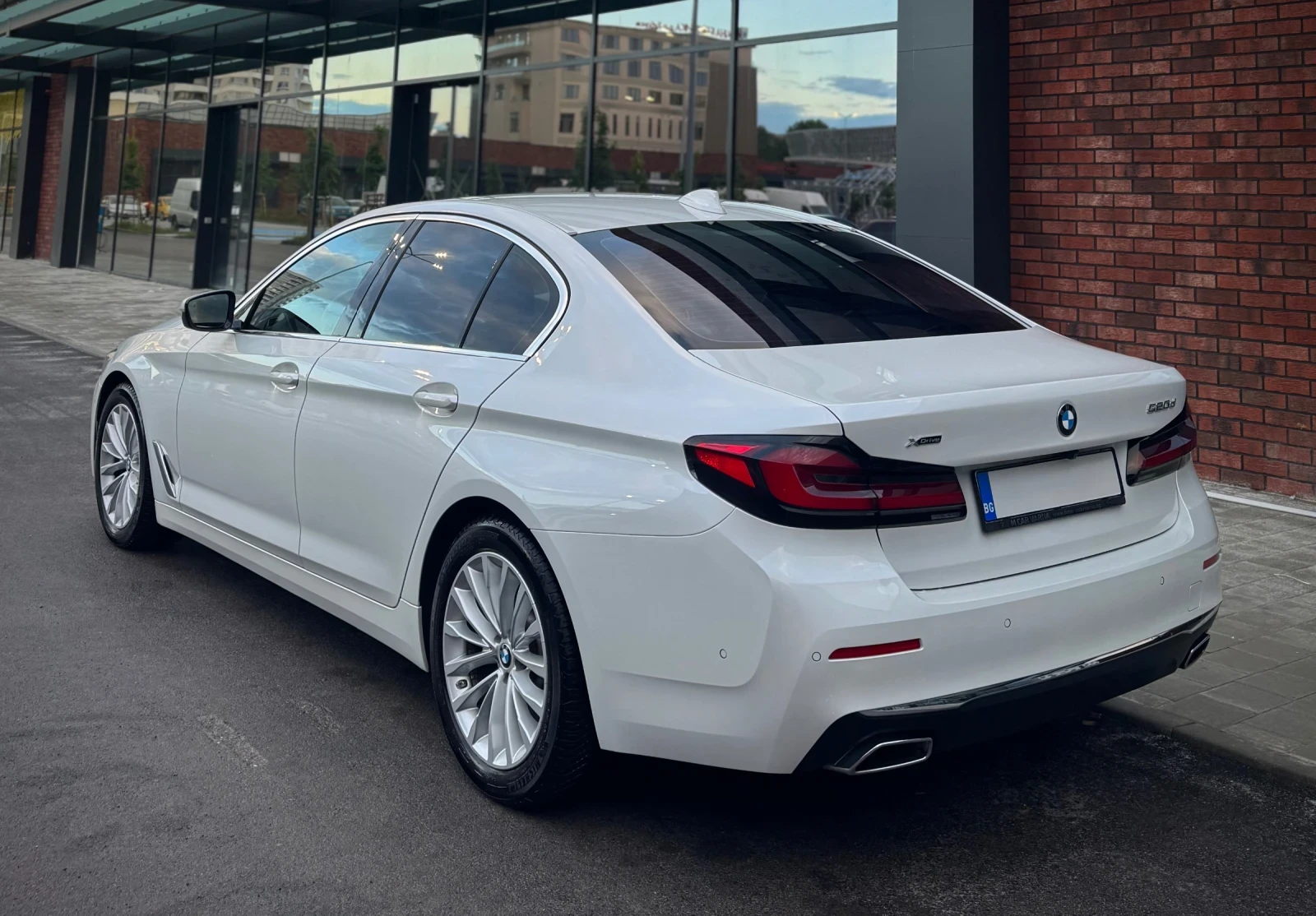 BMW 520 xDrive Luxury Line 66хил.км, снимка 3 - Автомобили и джипове - 55843432
