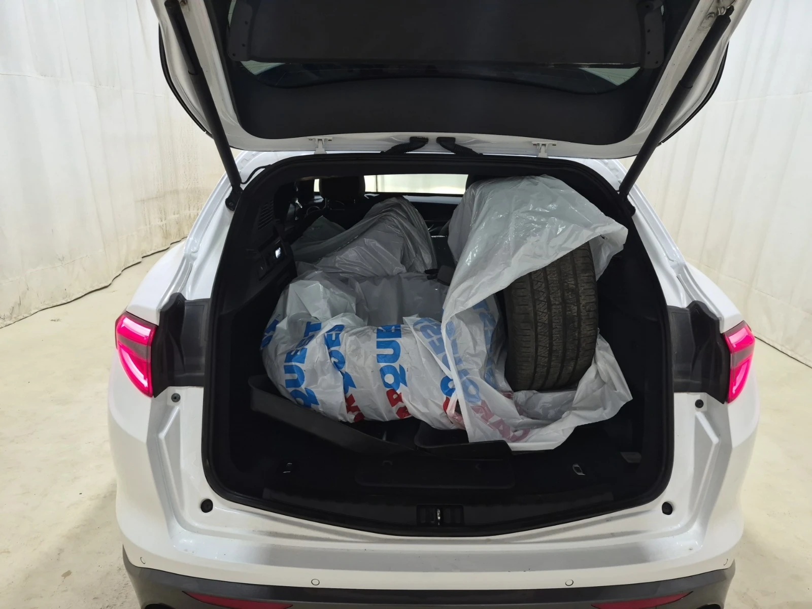 Alfa Romeo Stelvio  STI AWD 2L / DISTRONIC / 2 ЧИФТА ГУМИ , снимка 7 - Автомобили и джипове - 55471937