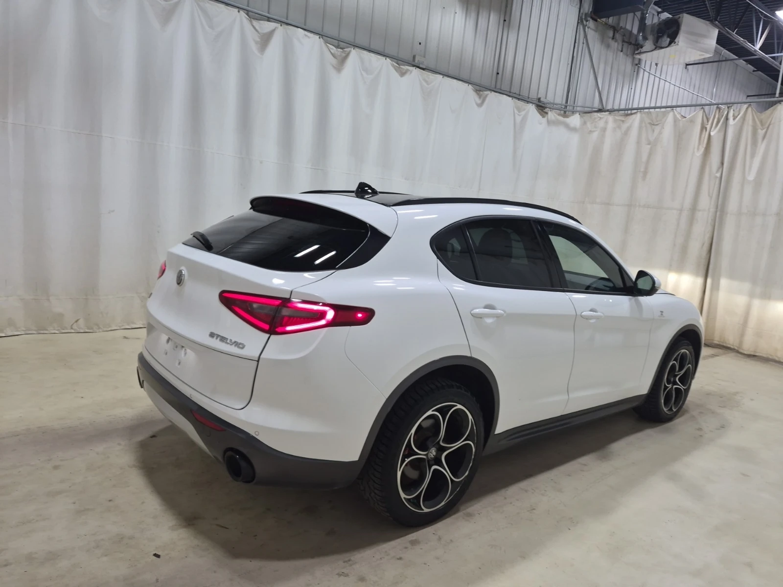 Alfa Romeo Stelvio  STI AWD 2L / DISTRONIC / 2 ЧИФТА ГУМИ , снимка 3 - Автомобили и джипове - 55471937