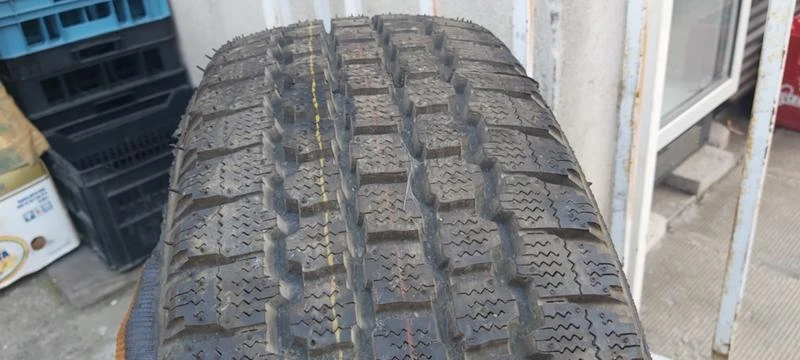 Гуми Зимни 225/65R15, снимка 1 - Гуми и джанти - 33740996