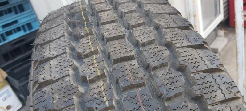 Гуми Зимни 225/65R15, снимка 2 - Гуми и джанти - 33740996