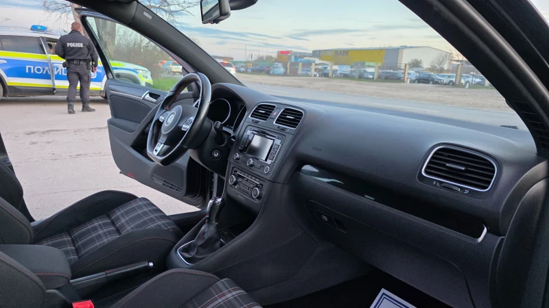 VW Golf GTI/НА КОЛЕДНА ЦЕНА, снимка 15 - Автомобили и джипове - 52931499