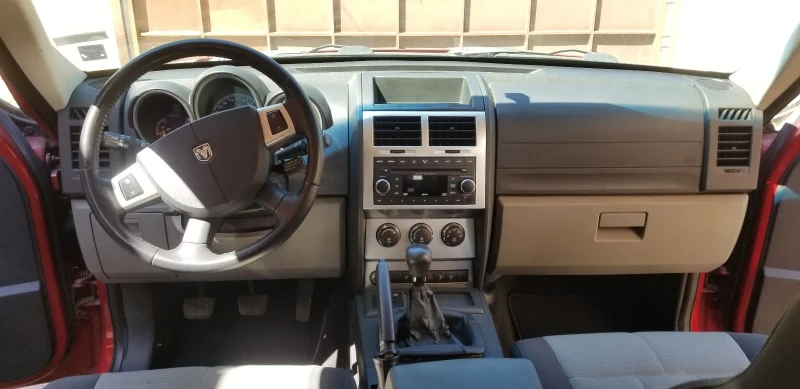 Dodge Nitro, снимка 9 - Автомобили и джипове - 52485529