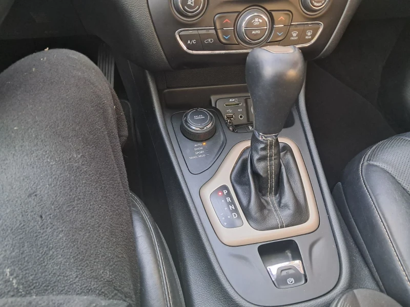 Jeep Cherokee 2000 куб.см , 4х4, снимка 8 - Автомобили и джипове - 52504665