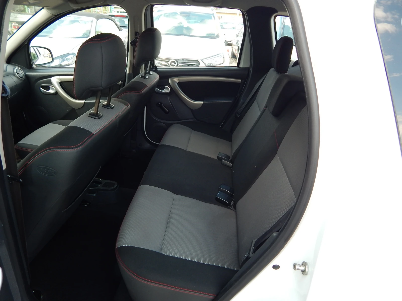 Dacia Duster 1.6i* 105k.c.* ГАЗ.ИНЖЕКЦИОН* ОТЛИЧНА*  - изображение 9