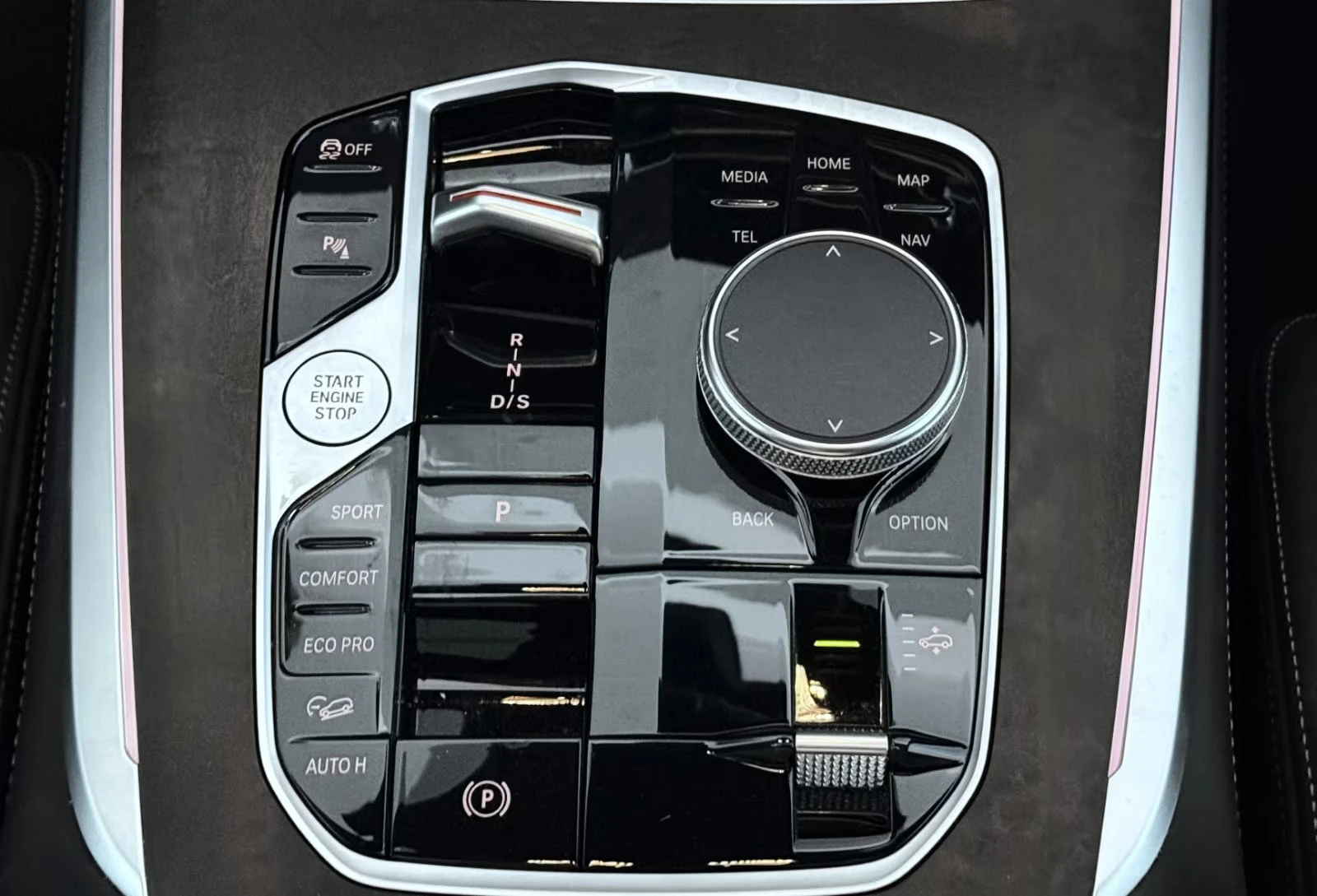 BMW X7 xDrive40d/352HP/M-SPORT/MASSAGE/PANO/360/HUD/529q, снимка 11 - Автомобили и джипове - 55403574